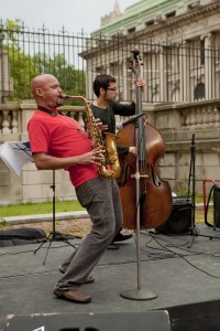 Uptown Arts Stroll 2009 honoree Miguel Zenón and his jazz trio played new arrangements of pieces by Puerto Rican and Cuban composers in the courtyard of the Hispanic Society, 23 June 2009.